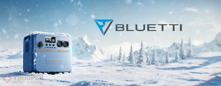 Bluetti Powerstation in Schneelandschaft mit Markenlogo