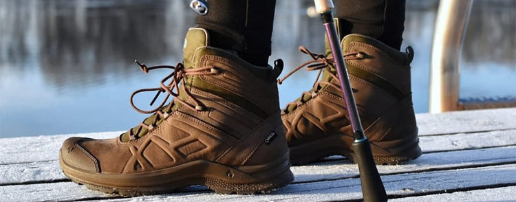 Grossaufnahme von Frauen-Outdoorschuhen auf einem Bootssteg im Winter