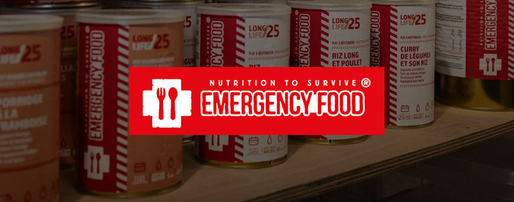 Logo von Emergency Food vor einem Regal mit Notnahrungs-Dosen