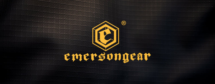 Markenlogo Emersongear vor dunklem Ripstop Textil