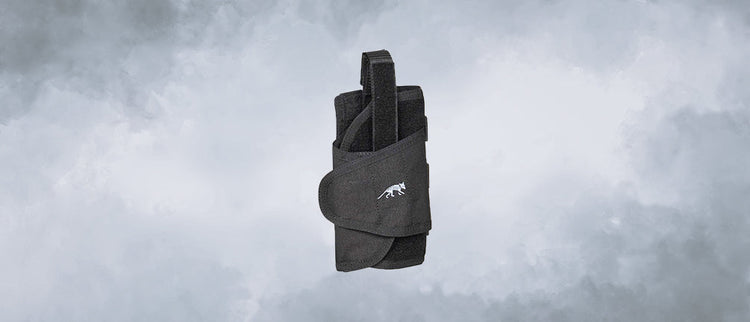 Universalholster vor Wolkenhintergrund