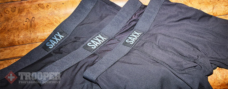 Drei Boxer Briefs Unterhosen von SAXX auf Holzuntergrund