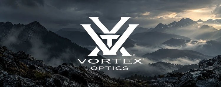 Neblige Berglandschaft Abenddämmerung mit Vortex Markenlogo