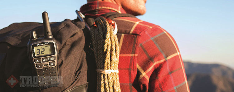 Mann mit einem am Rucksack befestigten Walkie-Talkie.