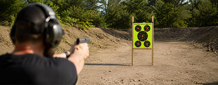 Sportschütze trainiert auf Shooting Range mit Splatter Zielscheibe