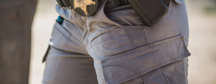 Polizistin in zivil mit taktischer Hose