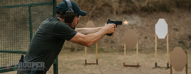 IPSC Wettkampf-Sportschütze schiesst auf Zielscheibe