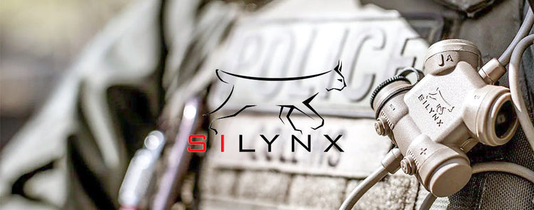 Silynx Markenlogo vor einem Polizisten, der ein Silynx PTT trägt
