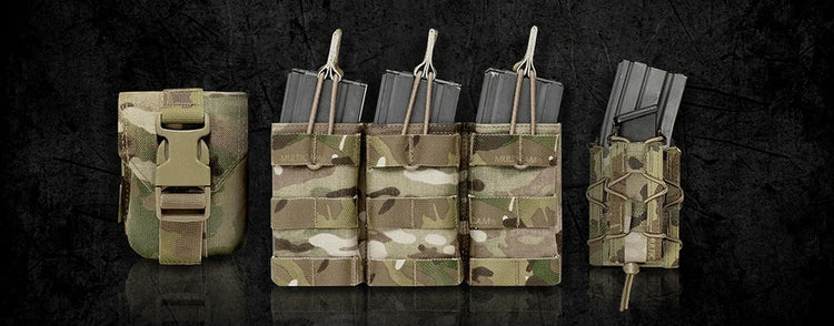 Magazintaschen und Holster von Warrior Assault Systems vor dunklem Hintergrund